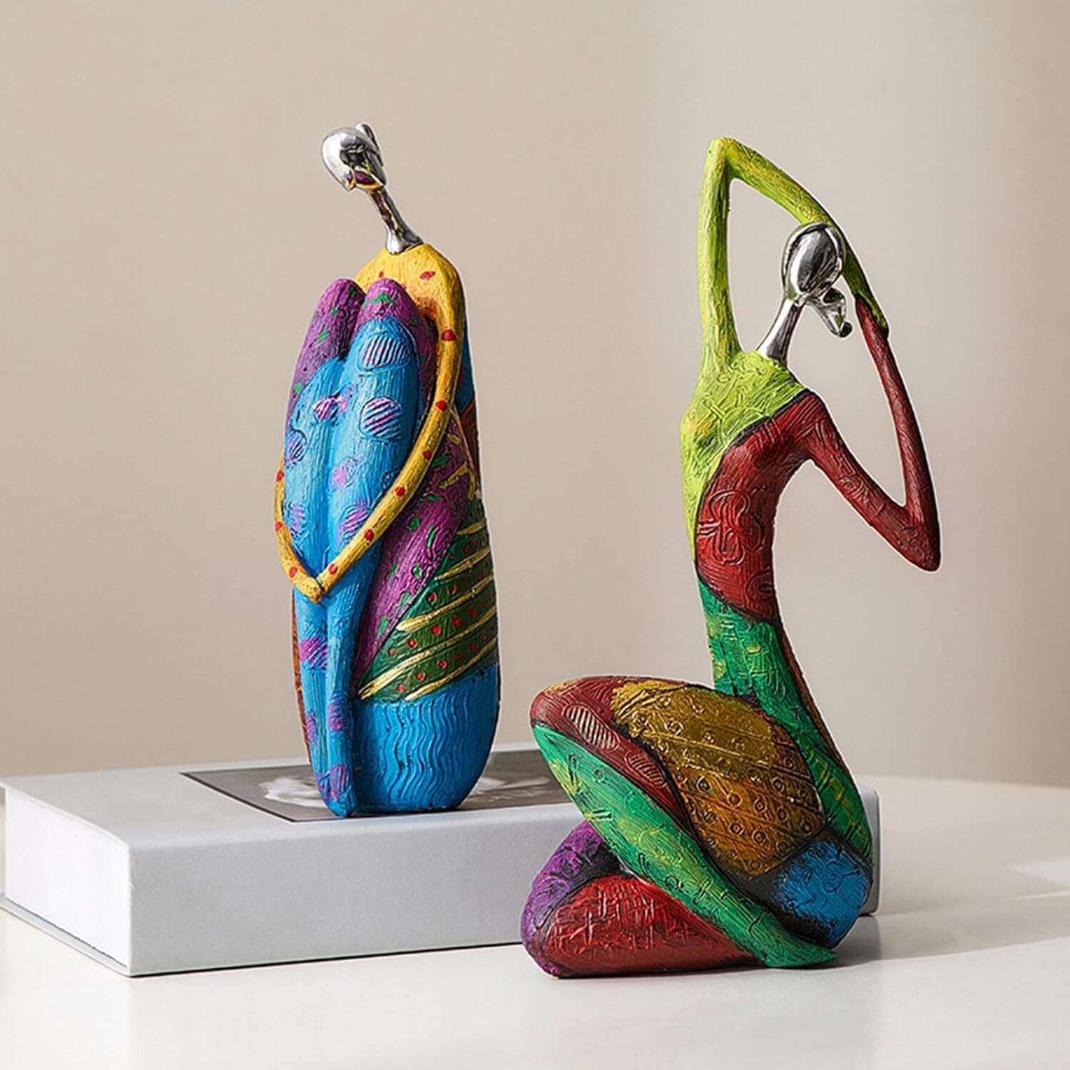 Abstrakt Skulptur med Metalliske Detaljer 1