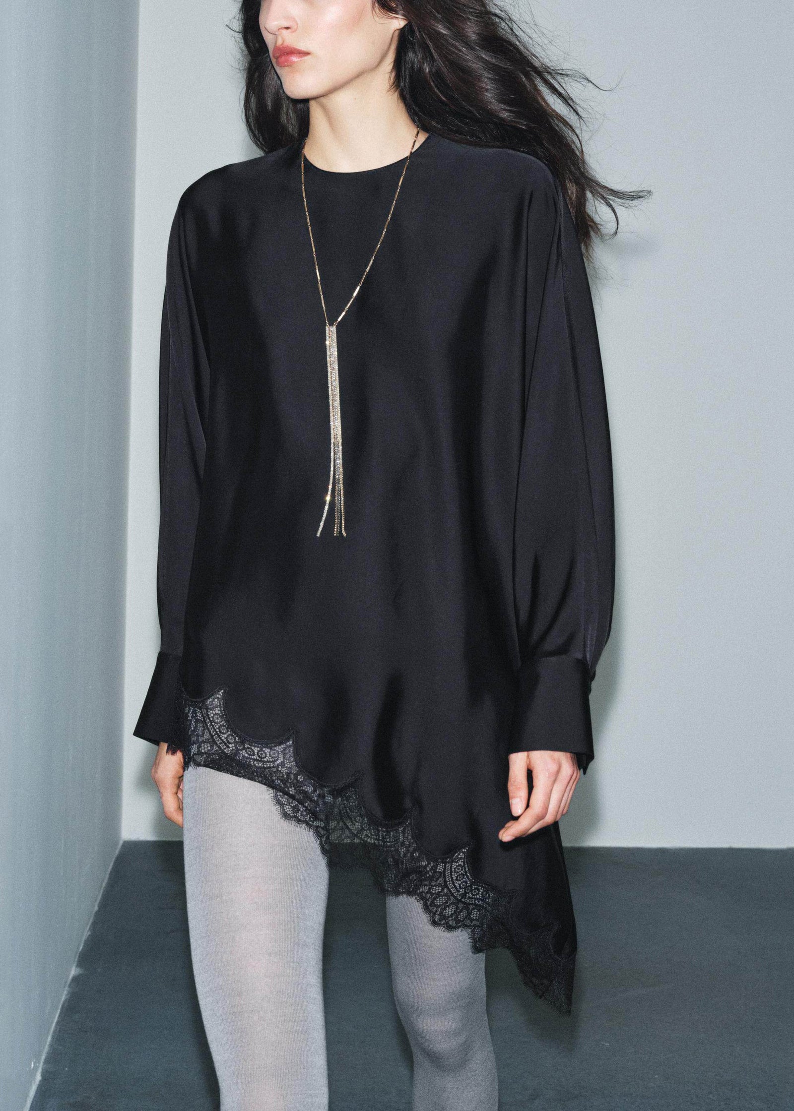 Damebluse med asymmetrisk design og blonder 1