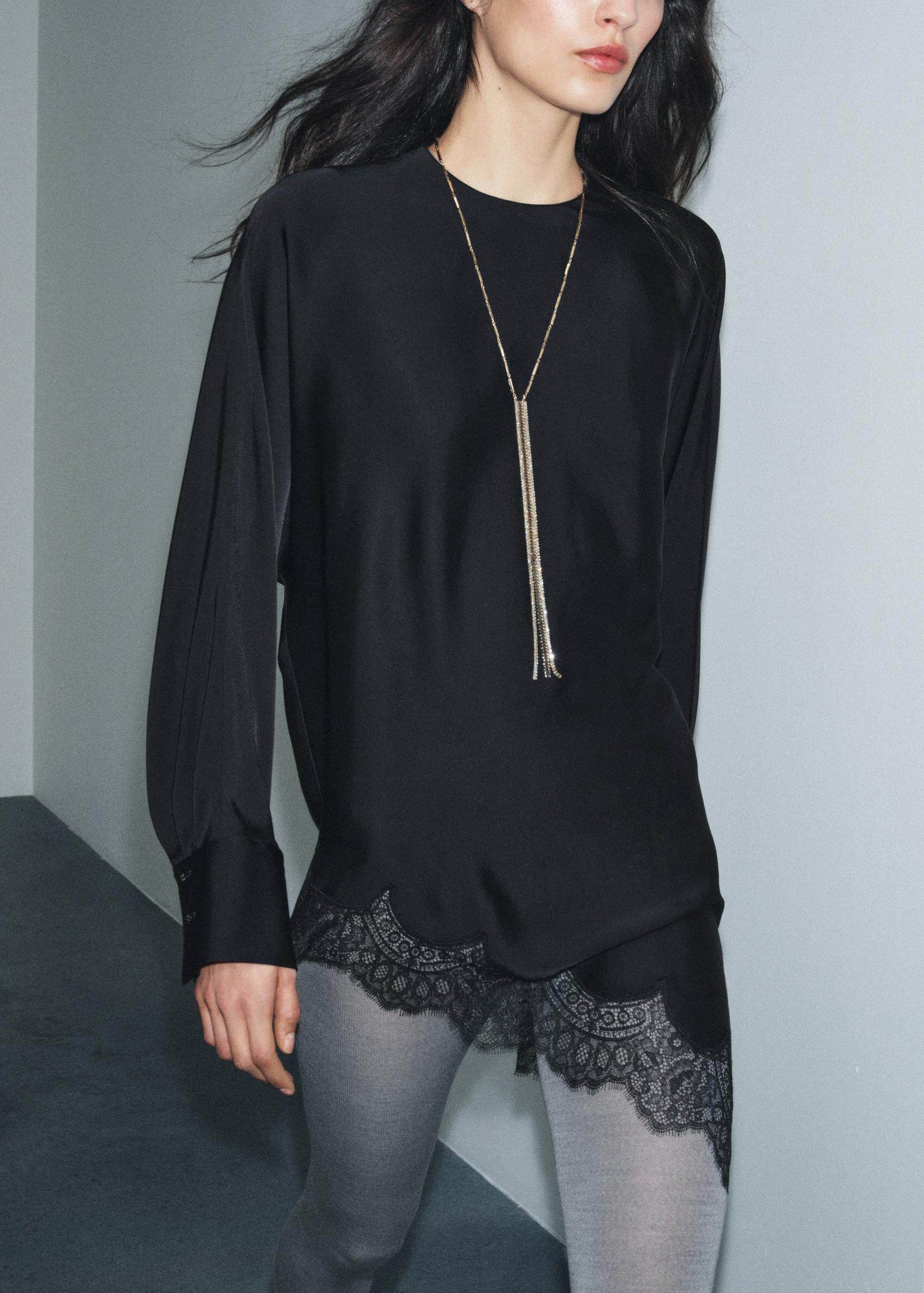Damebluse med asymmetrisk design og blonder 2