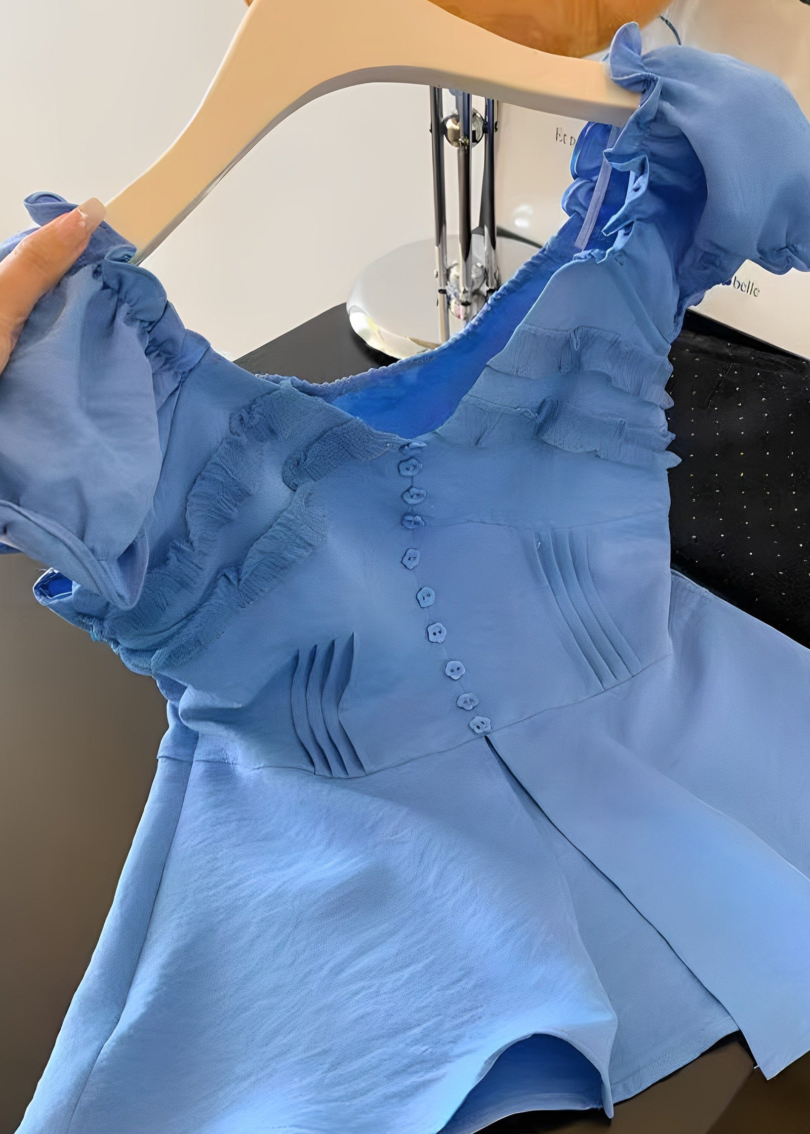 Damebluse med volang og åpen side i sommerstil 1