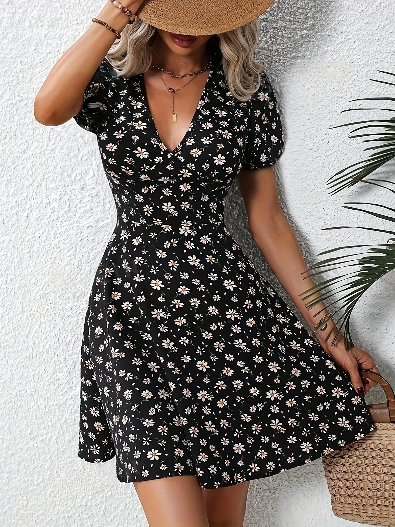 Damekjole med V-hals og blomstertrykk 3