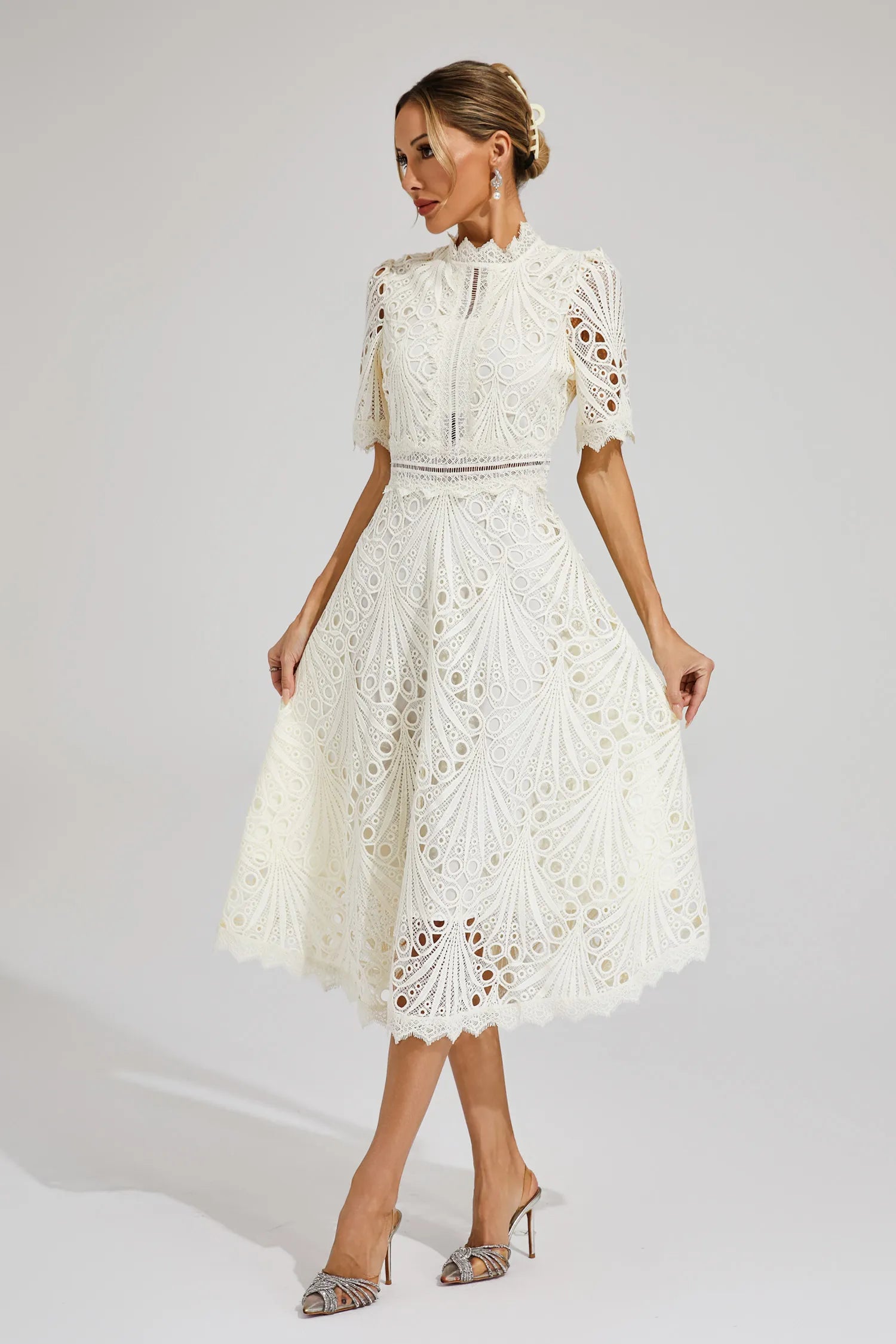 Kvinnens Midi Kjole med Blonde Detaljer Elegant Design 1