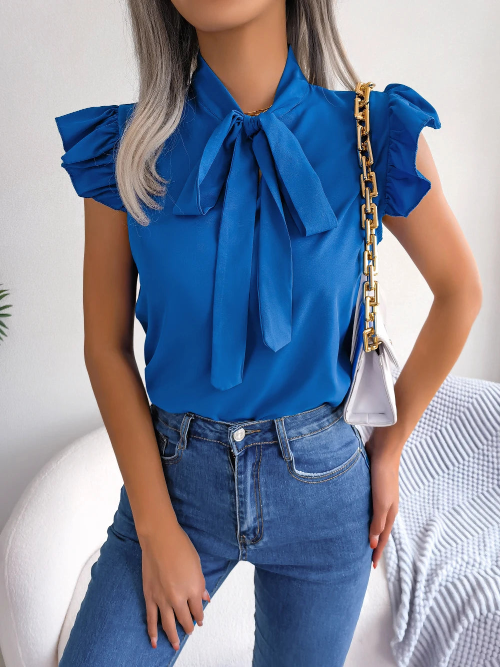 Kvinners Bluse med V-hals og Volanger 5