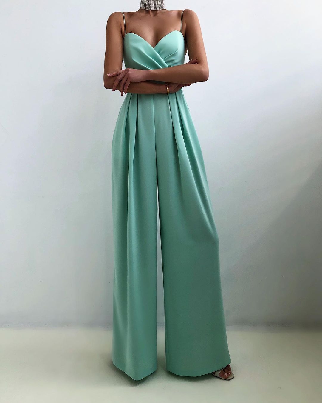 Kvinnes Jumpsuit Med Justerbare Stropper Minimalistisk Design 1