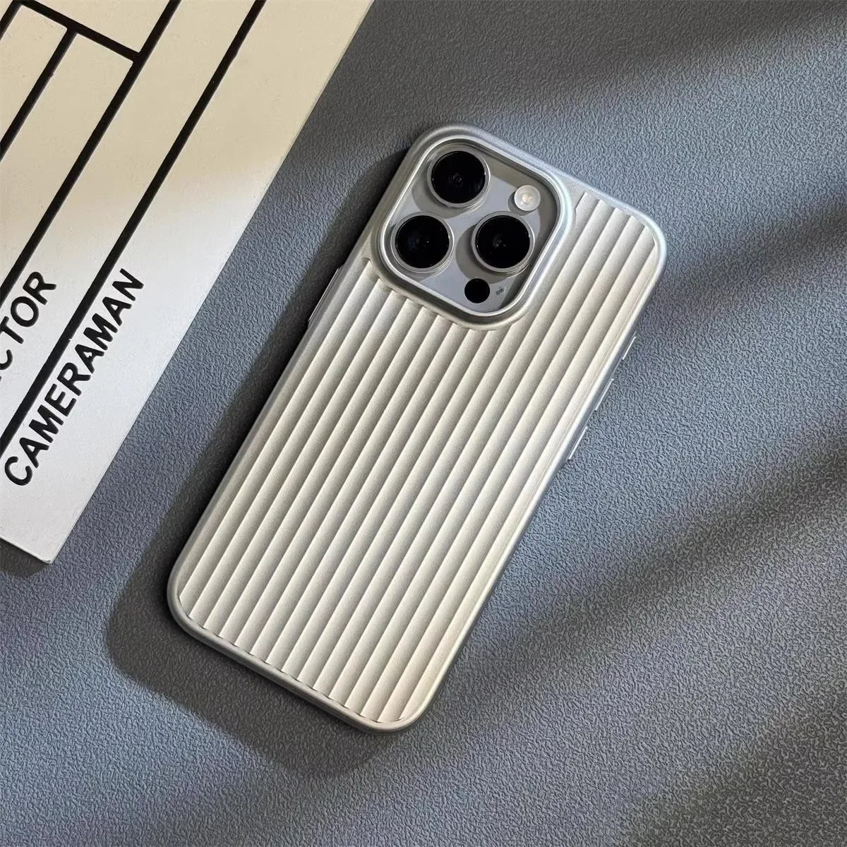 Telefonveske i minimalistisk stil med ribbet tekstur 1