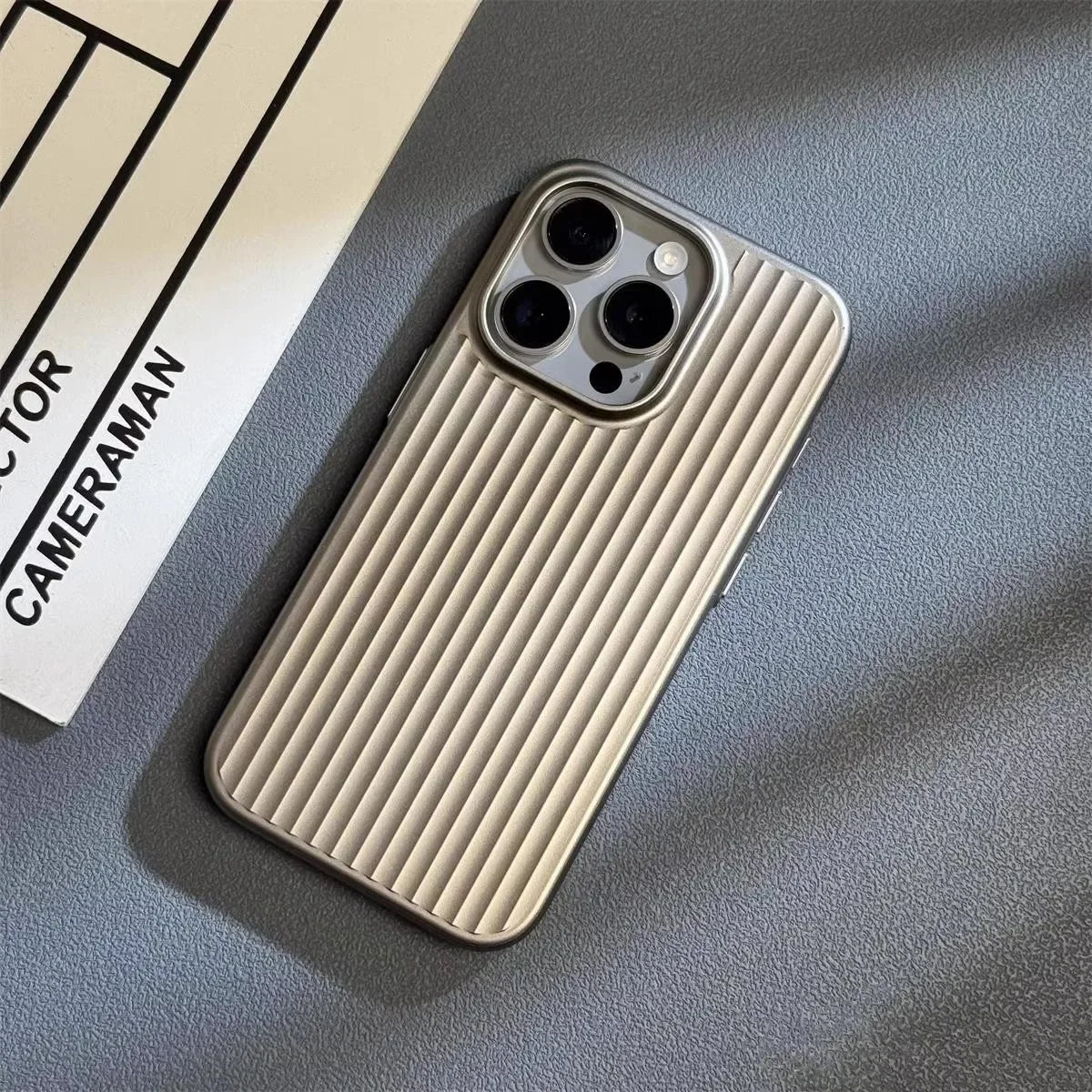 Telefonveske i minimalistisk stil med ribbet tekstur 4
