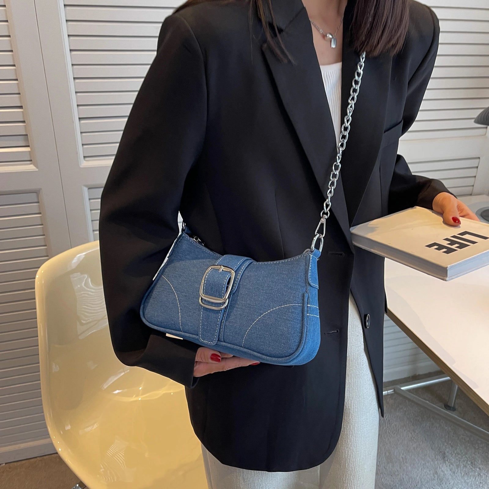 Crossbody-veske i denim for kvinner