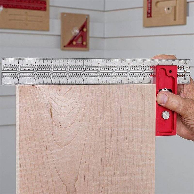 Justerbar kantlinjal for trebearbeiding