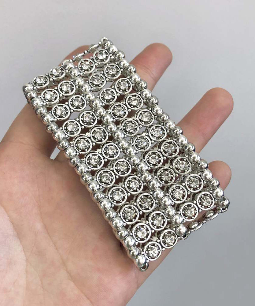 Dame Armbånd Med Hulldesign og Glitrende Detaljer 1