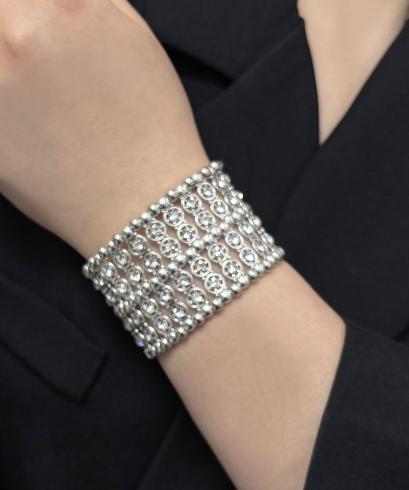 Dame Armbånd Med Hulldesign og Glitrende Detaljer 4