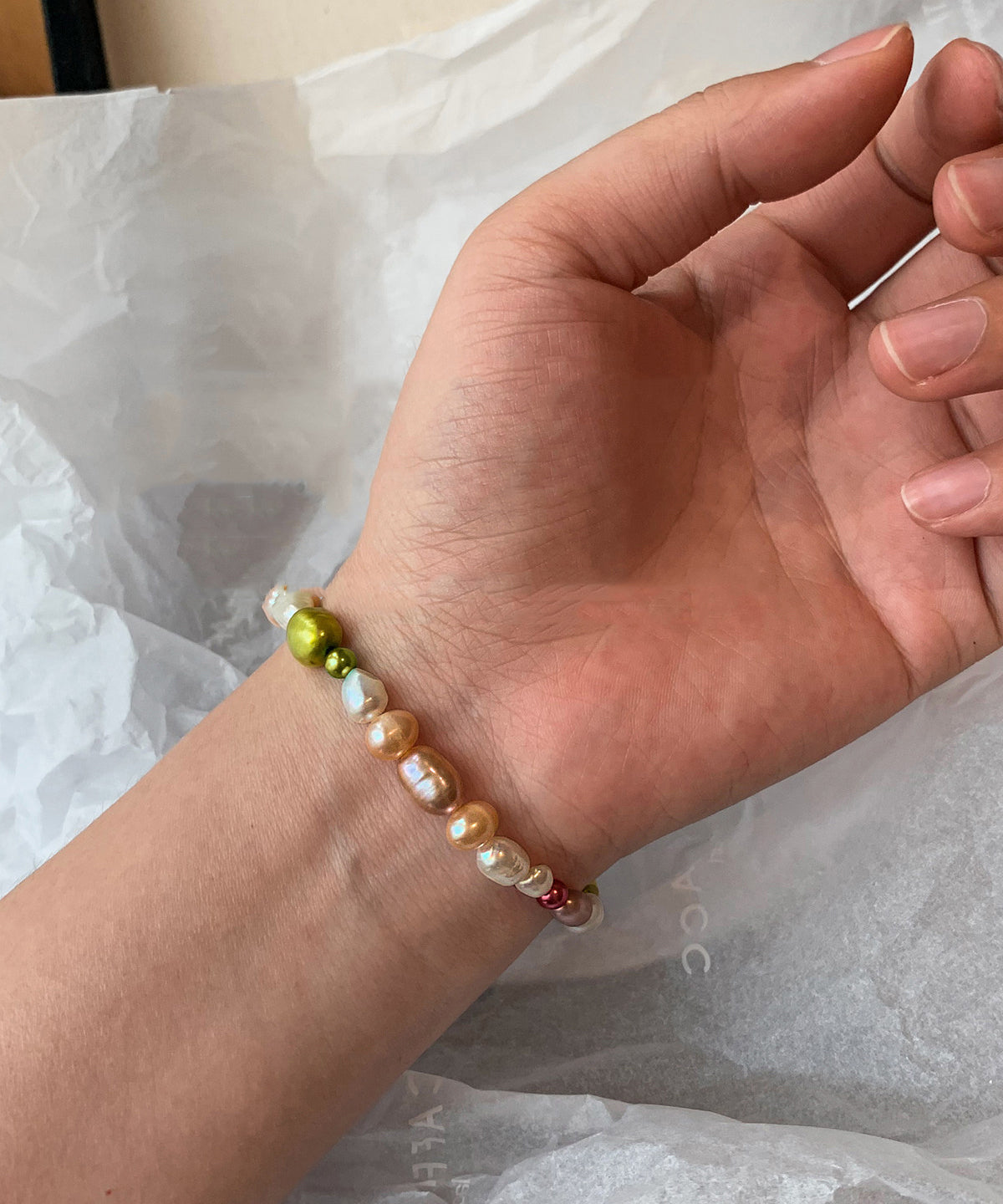 Dame Armbånd med Regnbuefargede Perler og Unikt Design 2