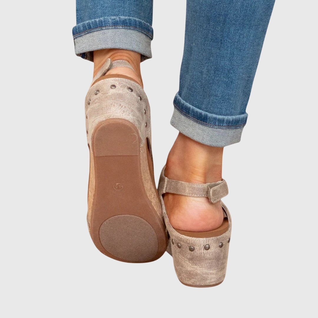 Dame Sandaler med Justerbar Spennelukking Kilehælsdesign 2