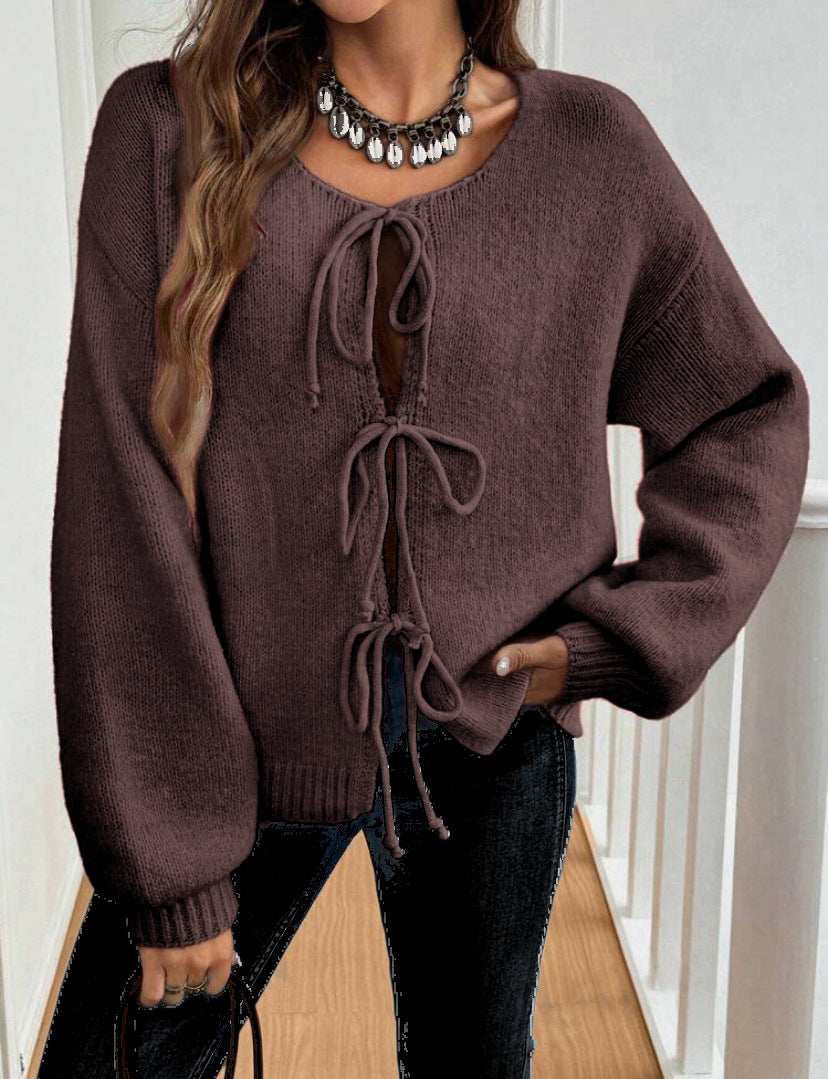 Dame Strikkegenser med Snøredetaljer Boho-Inspirert 11