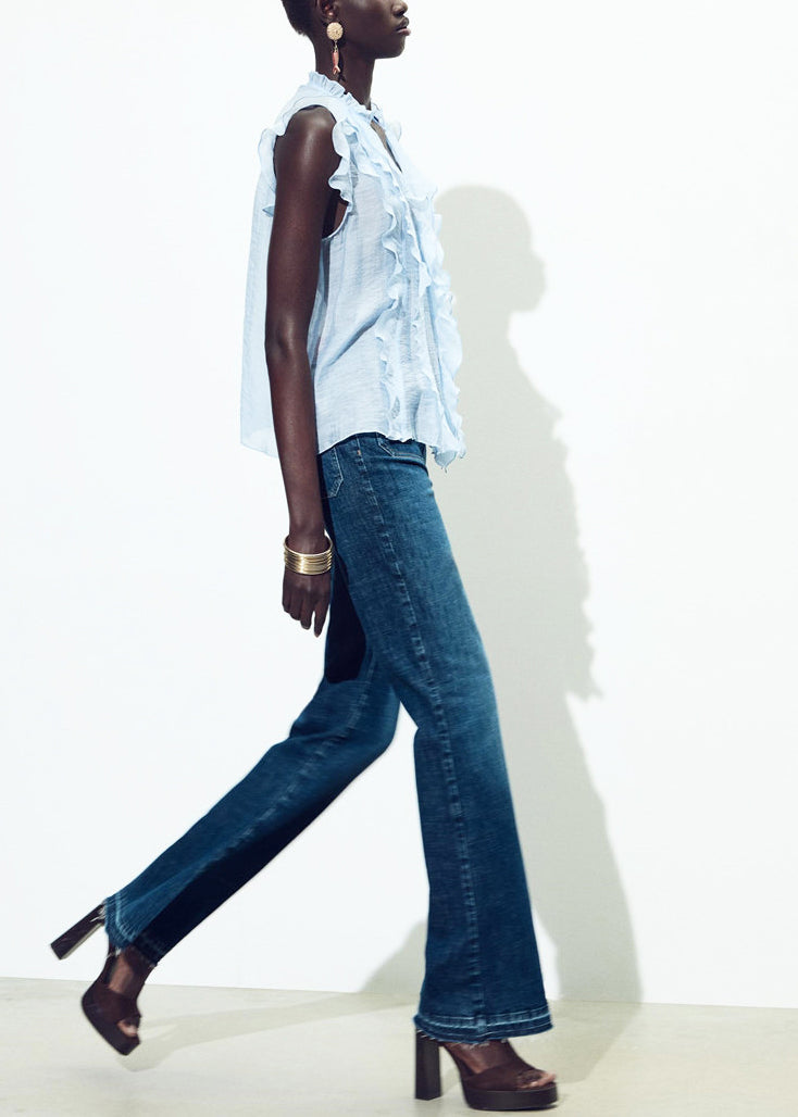 Damebluse med V-hals og volanger sommerstil 2