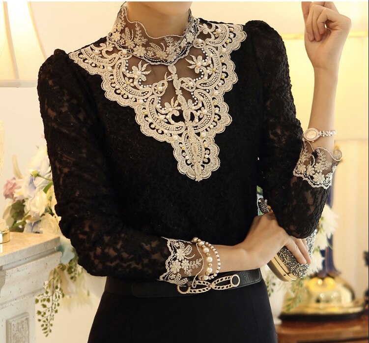 Damebluse med broderi og meshpaneler 1