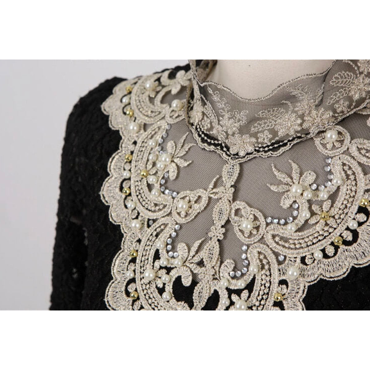 Damebluse med broderi og meshpaneler 7