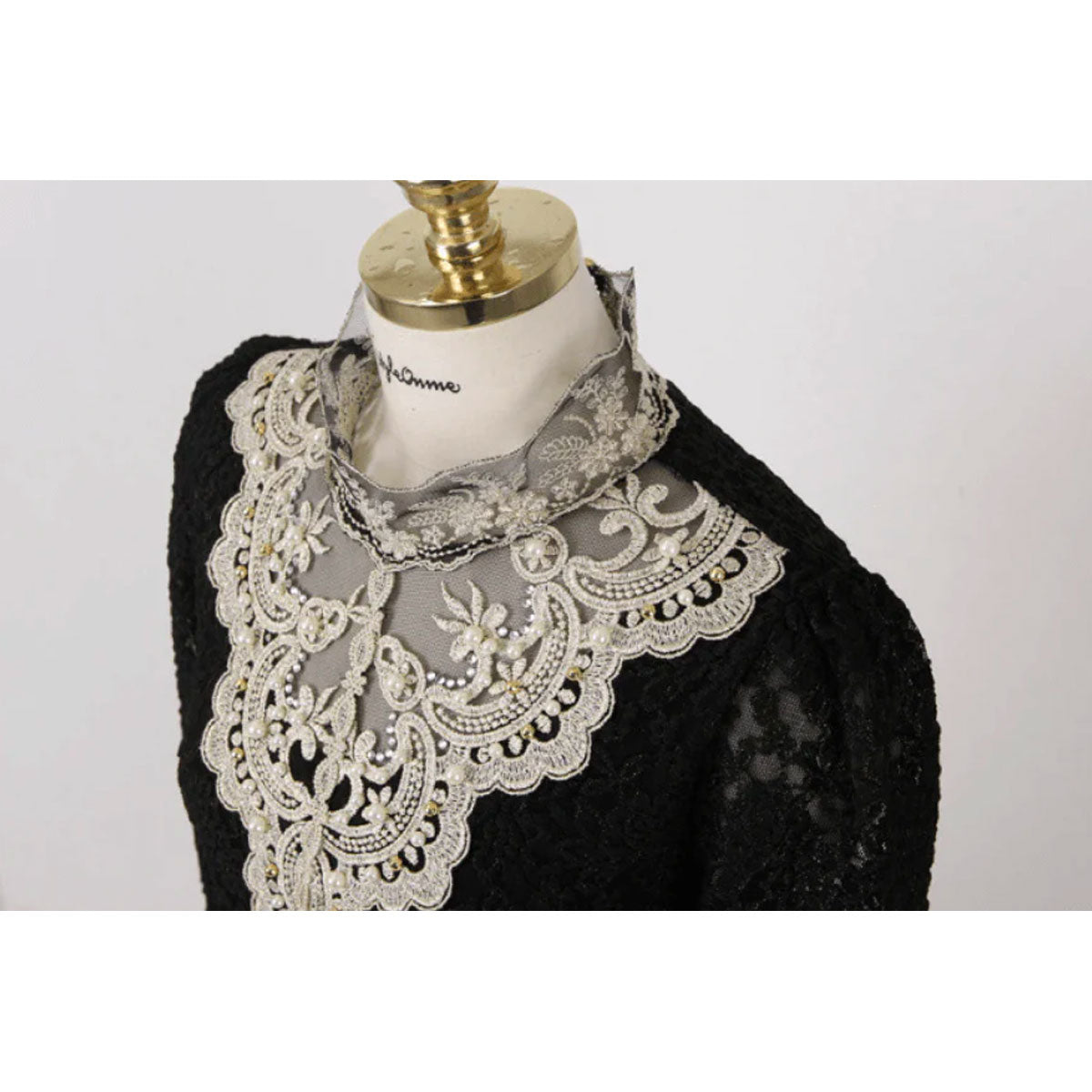 Damebluse med broderi og meshpaneler 8