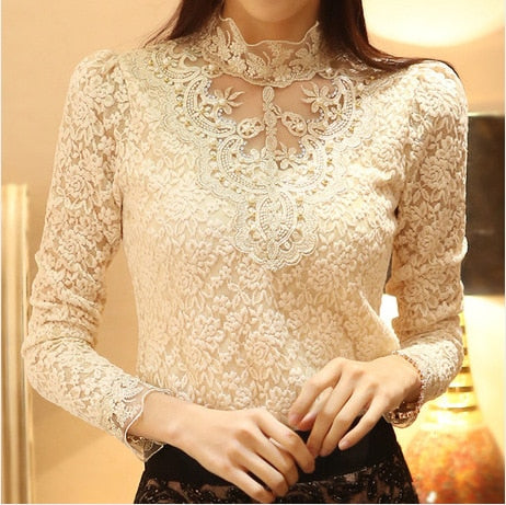 Damebluse med broderi og meshpaneler 9