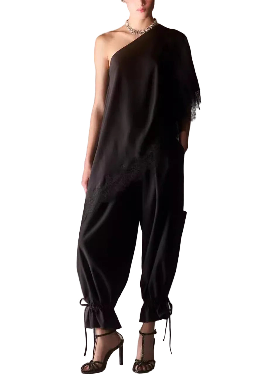 Damebluse med kald skulder og blonder i patchworkstil 0