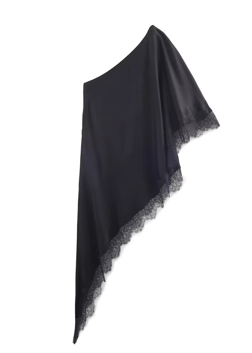 Damebluse med kald skulder og blonder i patchworkstil 1