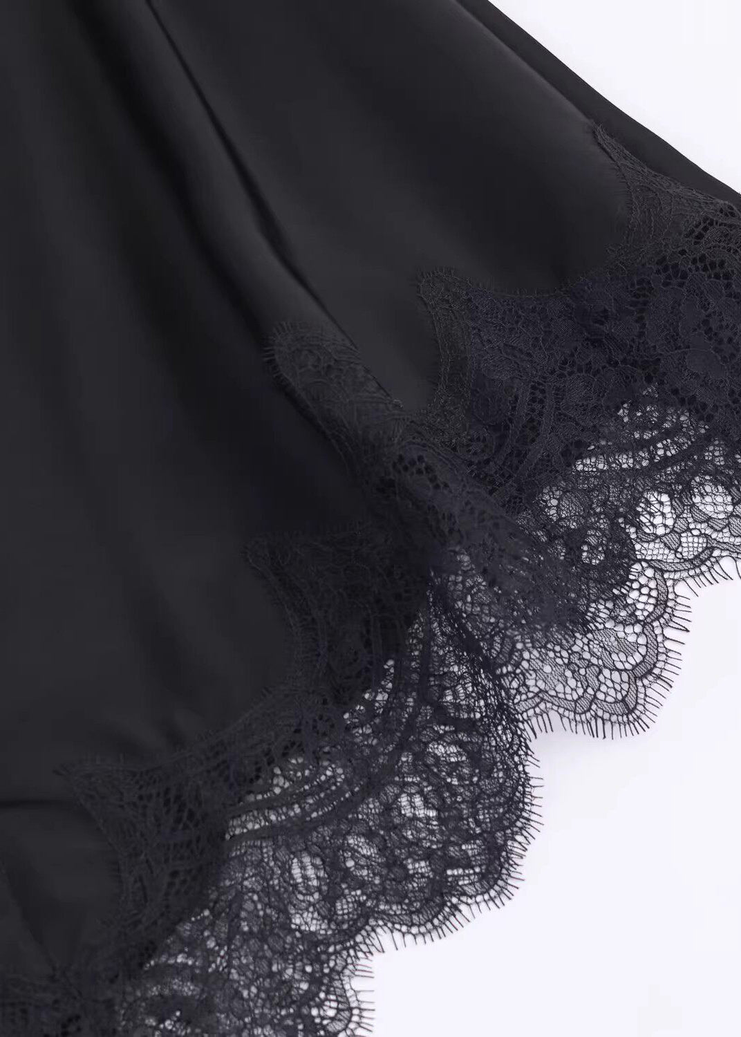Damebluse med kald skulder og blonder i patchworkstil 3