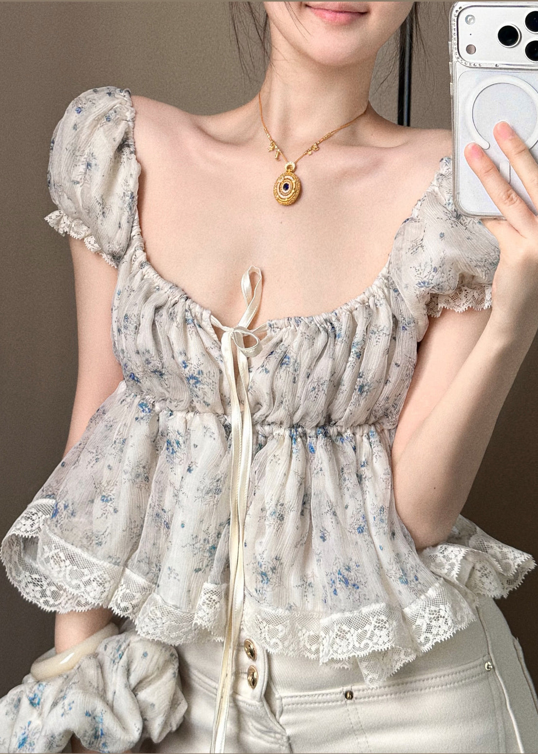 Damebluse med pufferm og blonder i patchworkstil 1
