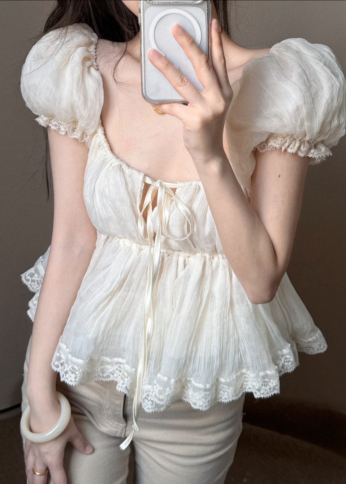 Damebluse med pufferm og blonder i patchworkstil 2
