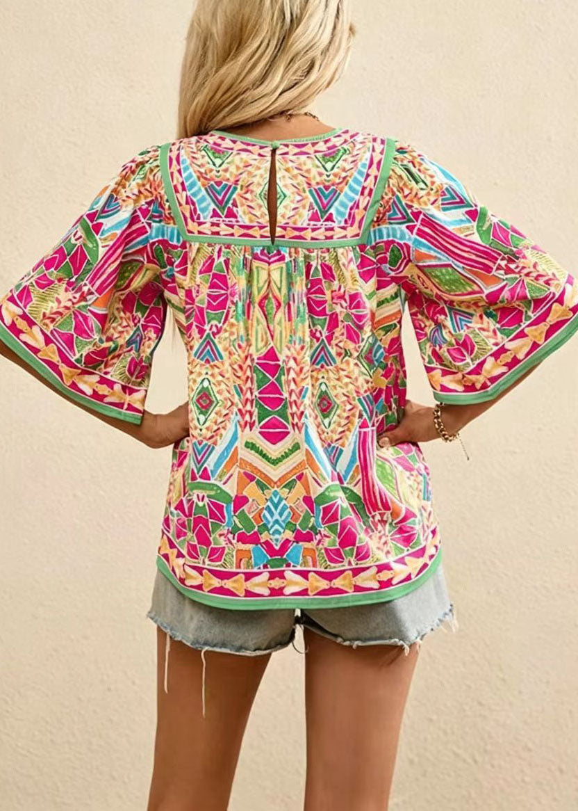 Damebluse med rund hals og rynket regnbueprint 4