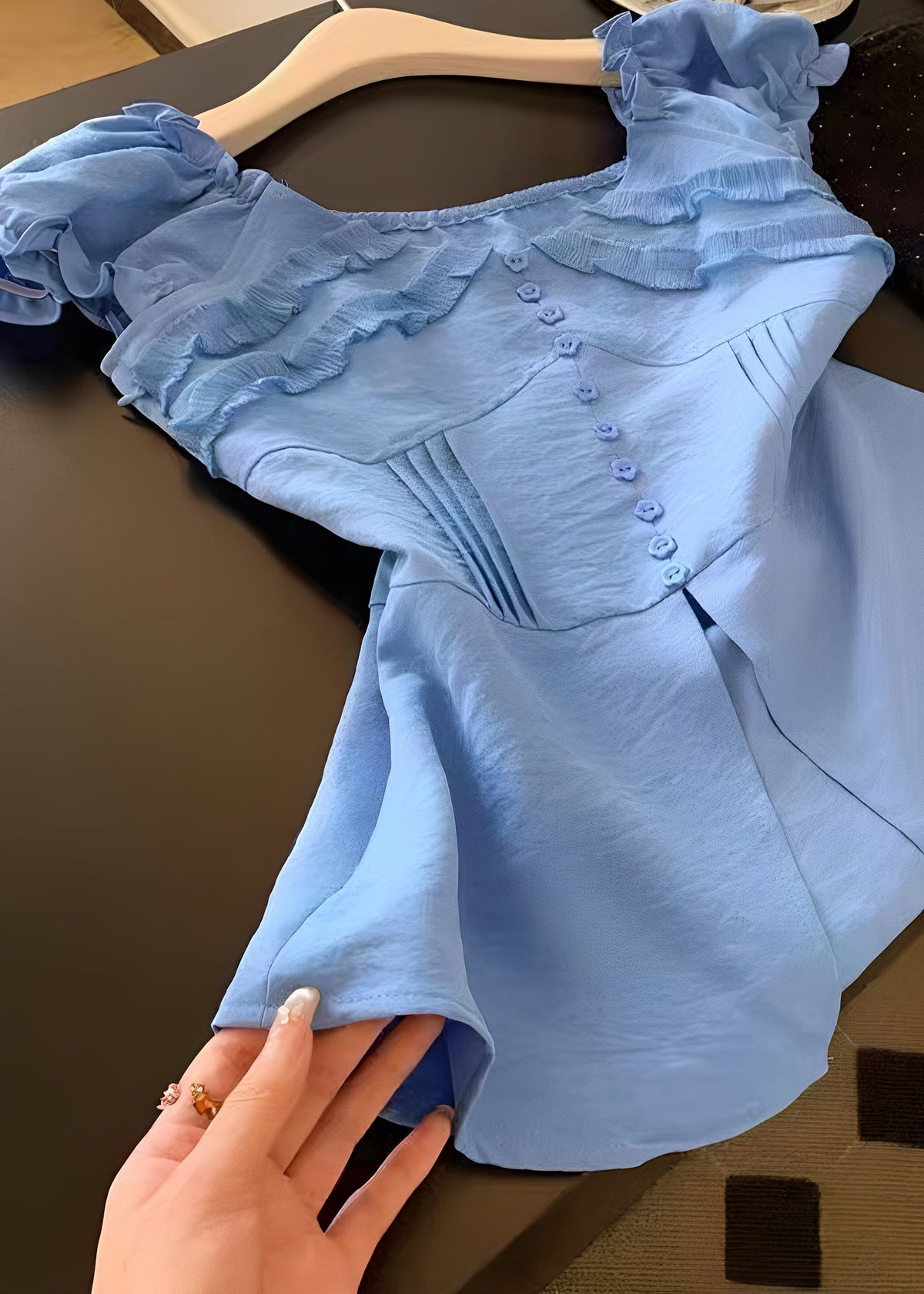 Damebluse med volang og åpen side i sommerstil 2