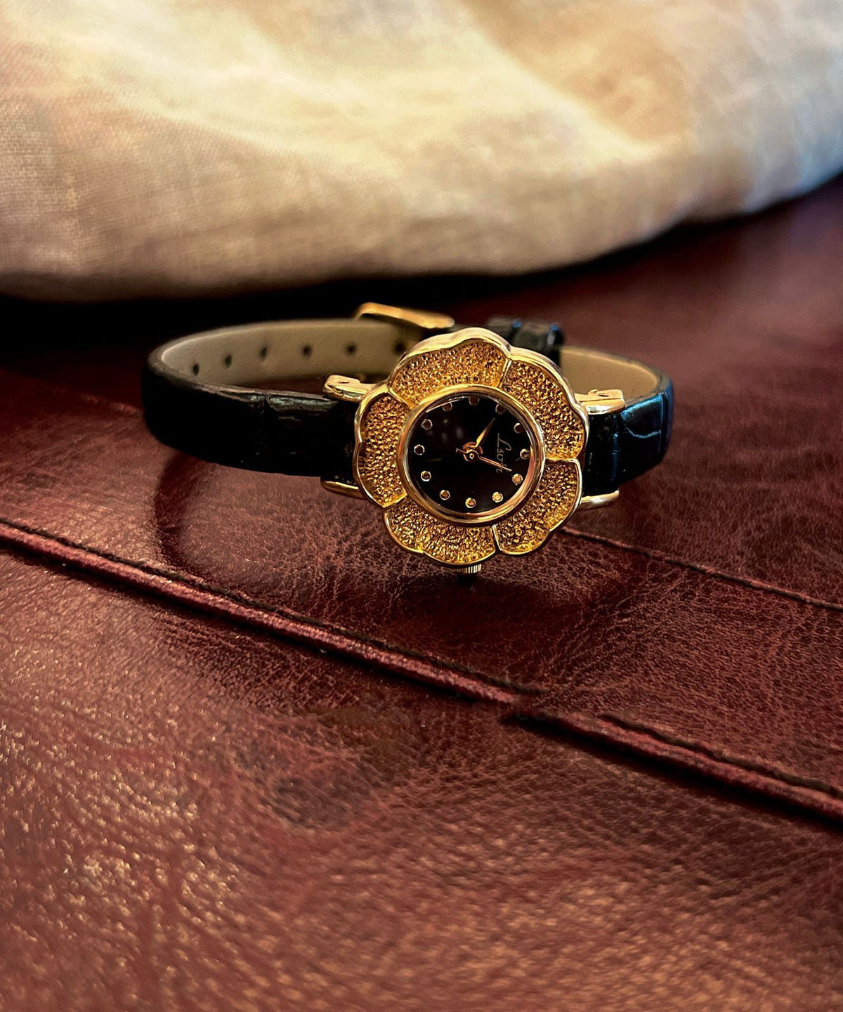 Dameklokke med Camellia-design og kvartsurverk 1