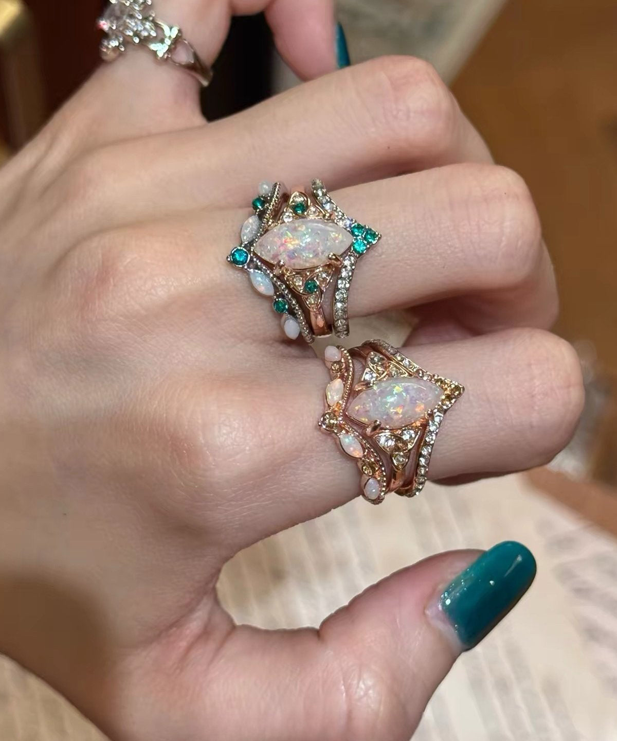 Damesett med tofargede ringer med glitrende detaljer 0