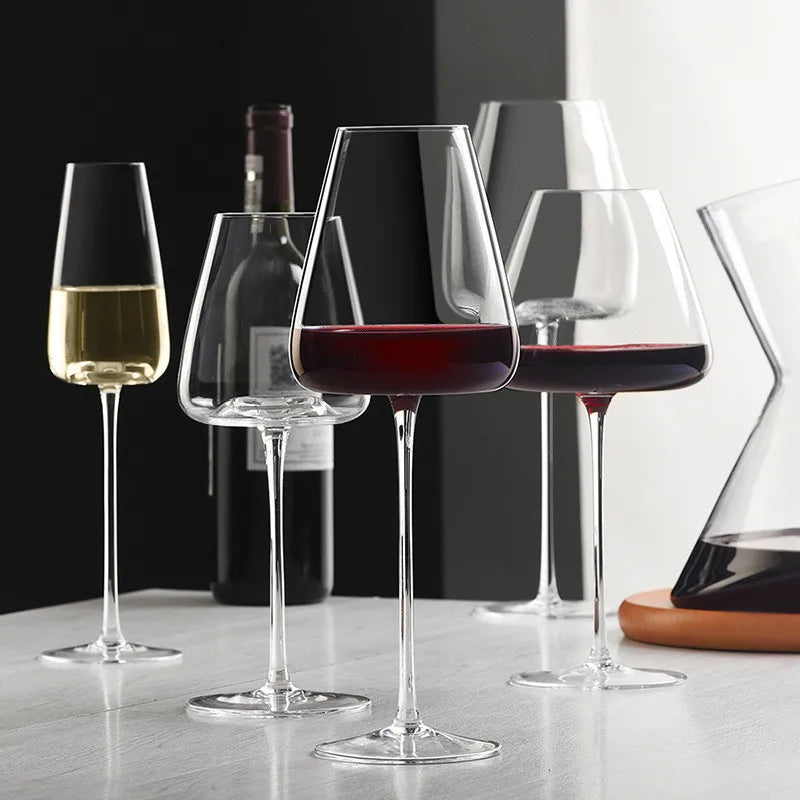 Håndlaget vin- og champagneglassett med raffinert design 5