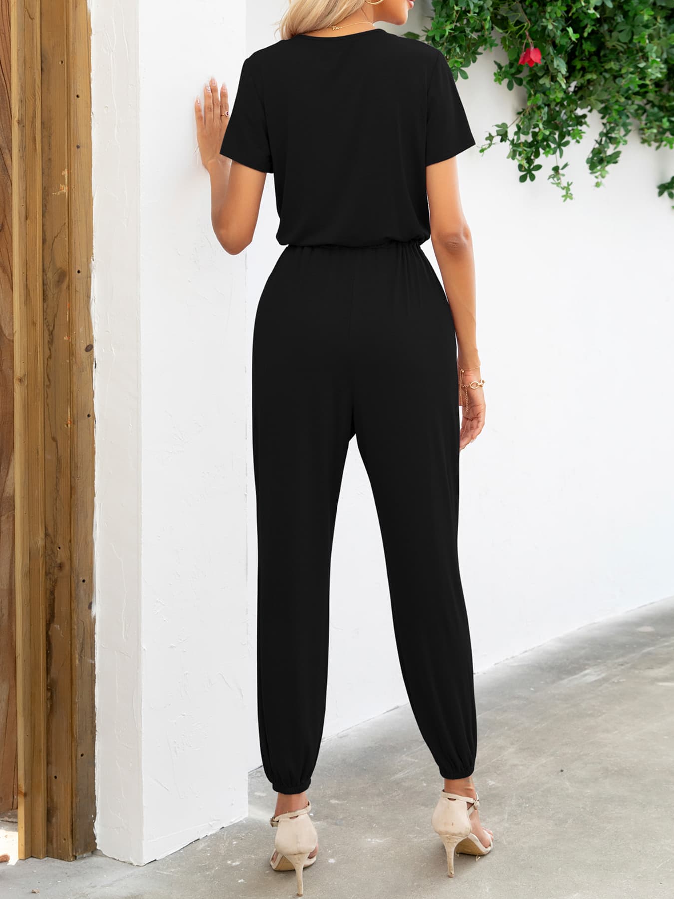 Kvinne Jumpsuit med Kort Erme V-Hals og Lommer 5