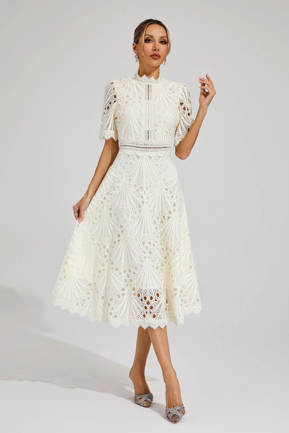 Kvinnens Midi Kjole med Blonde Detaljer Elegant Design 9