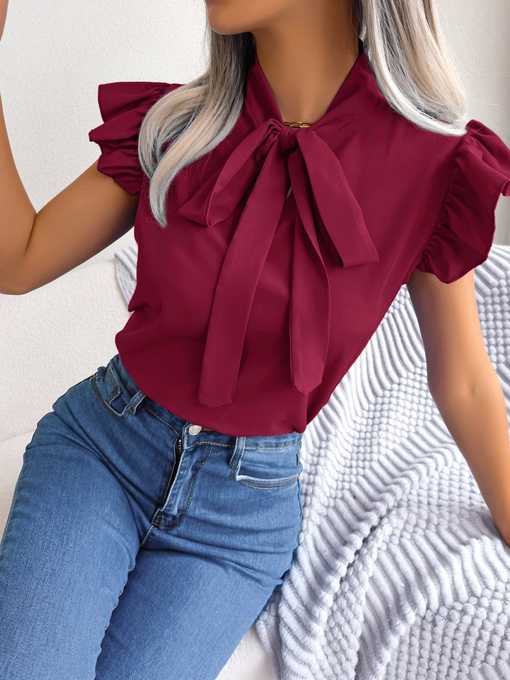 Kvinners Bluse med V-hals og Volanger 2