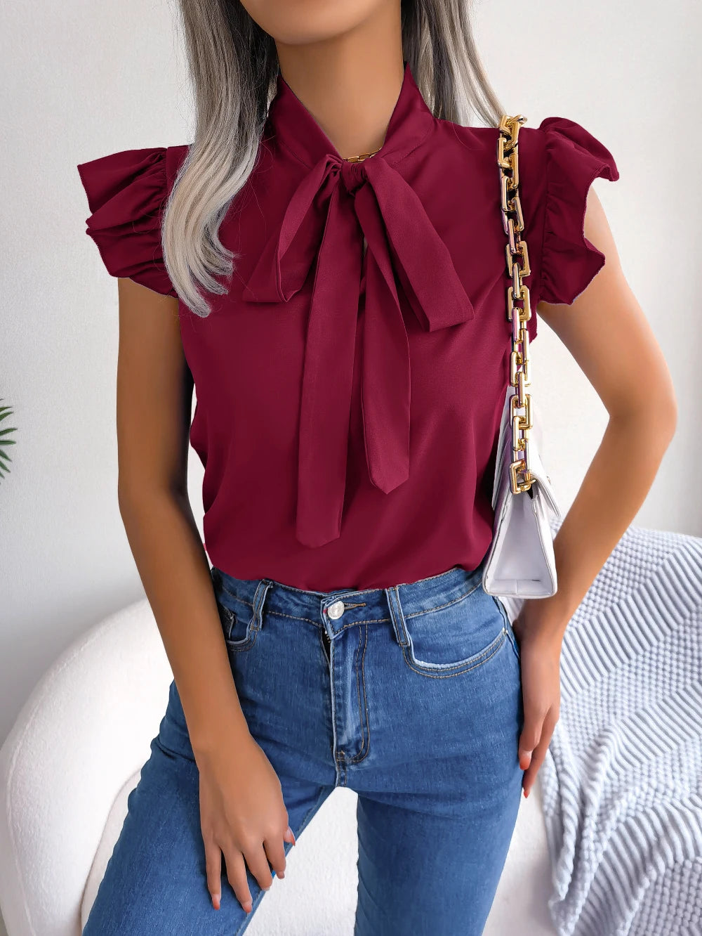 Kvinners Bluse med V-hals og Volanger 3