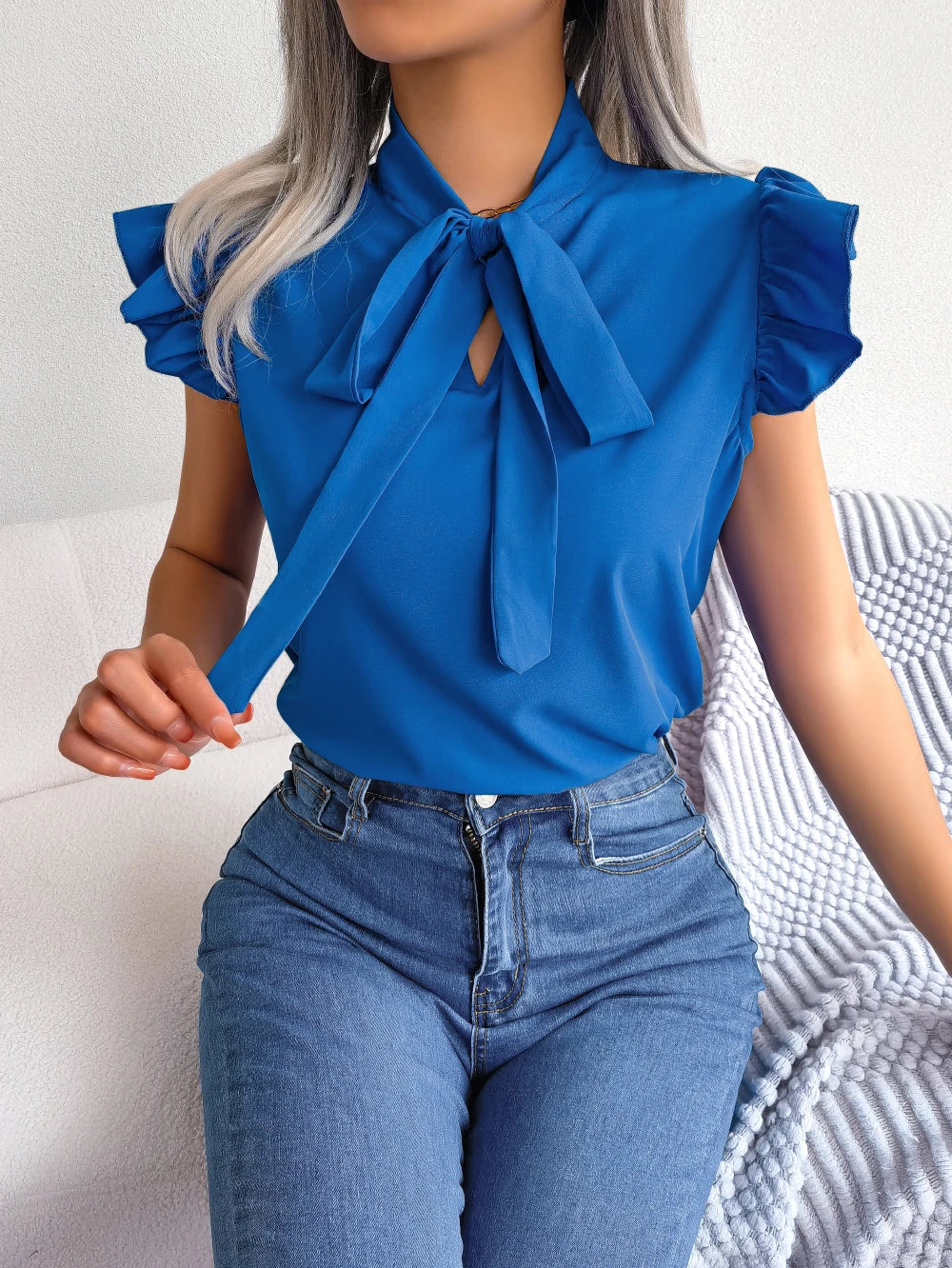 Kvinners Bluse med V-hals og Volanger 4