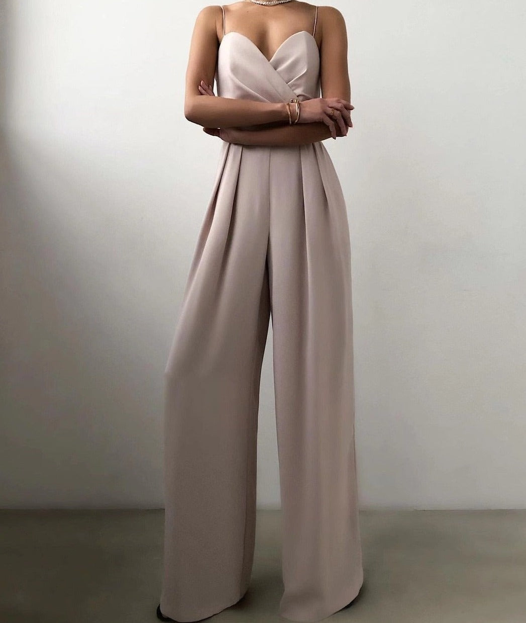 Kvinnes Jumpsuit Med Justerbare Stropper Minimalistisk Design 2