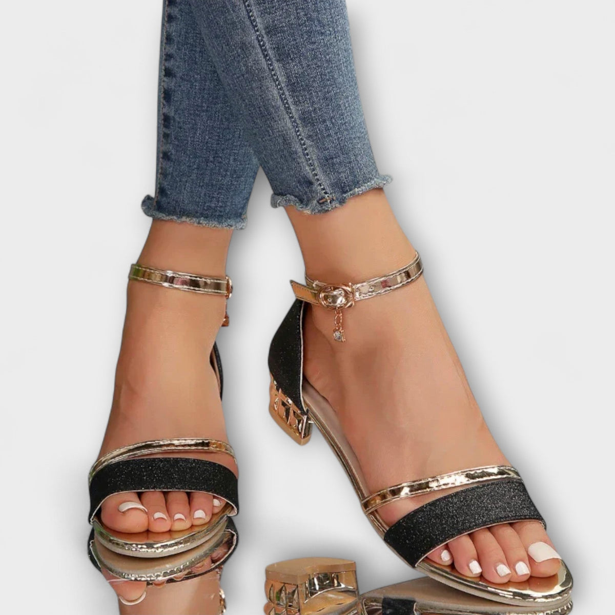 Kvinnesandal med Gylne Detaljer og Justerbare Stropper 3