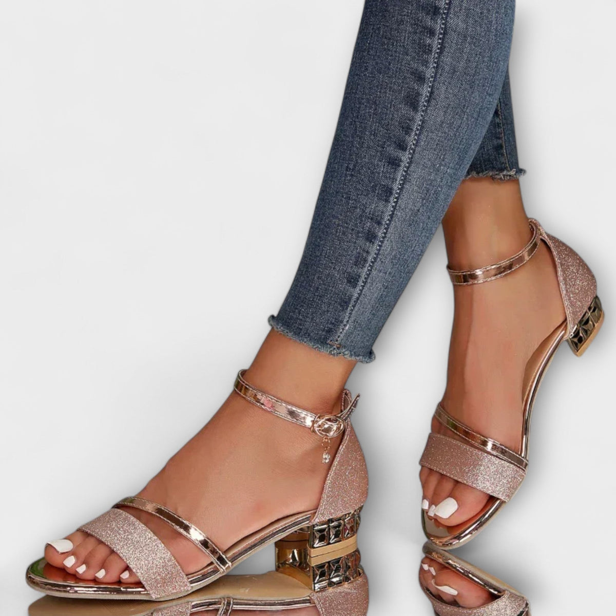Kvinnesandal med Gylne Detaljer og Justerbare Stropper 6