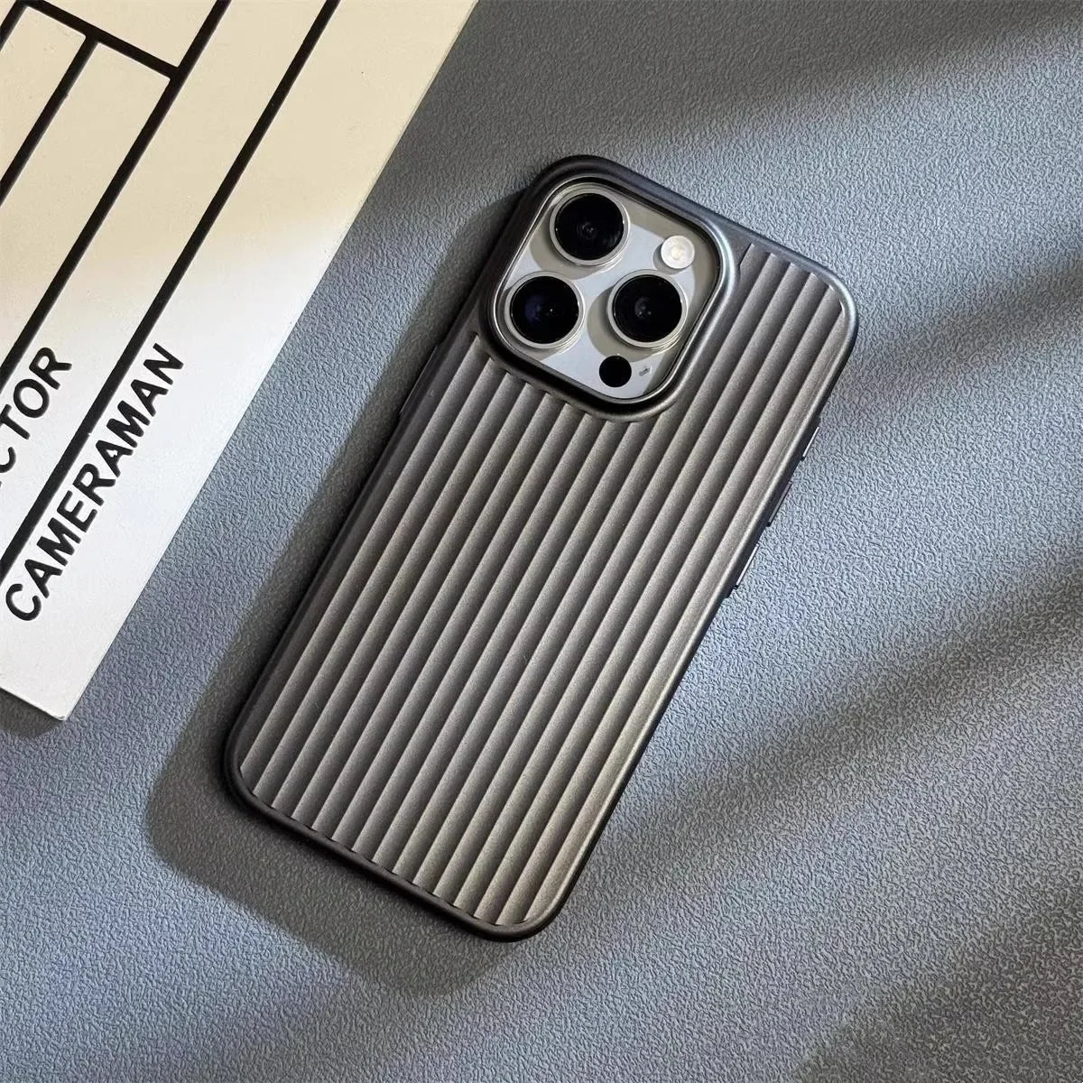 Telefonveske i minimalistisk stil med ribbet tekstur 0