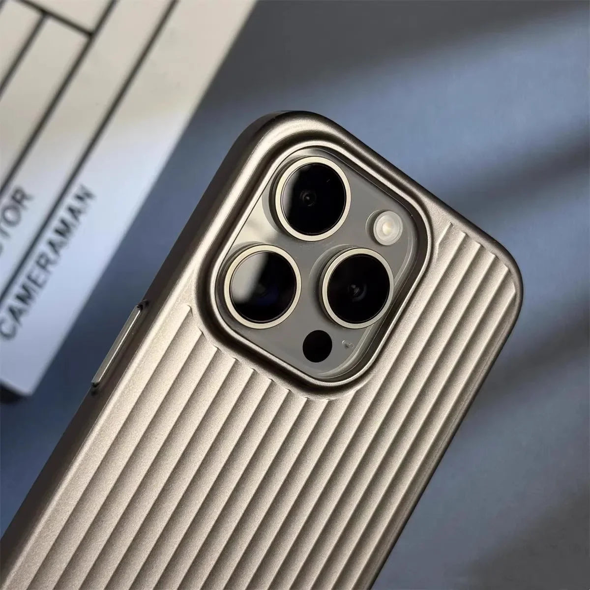 Telefonveske i minimalistisk stil med ribbet tekstur 7