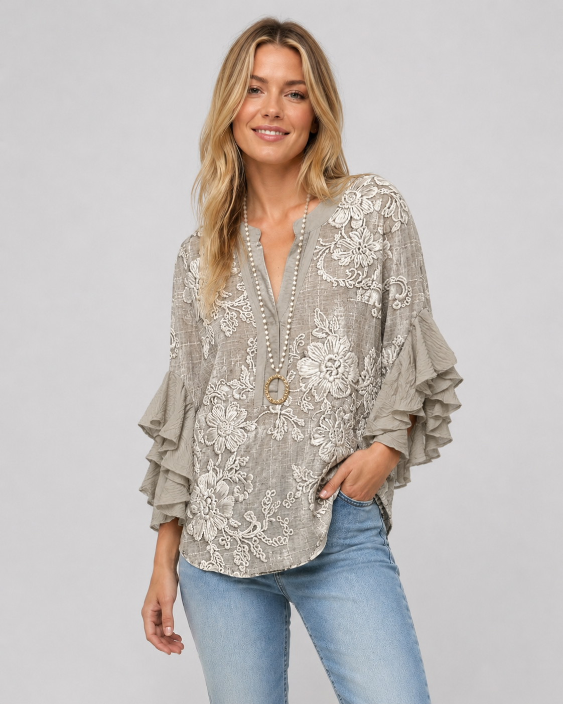Damebluse med Blomstertrykk og Ruffede Ermer