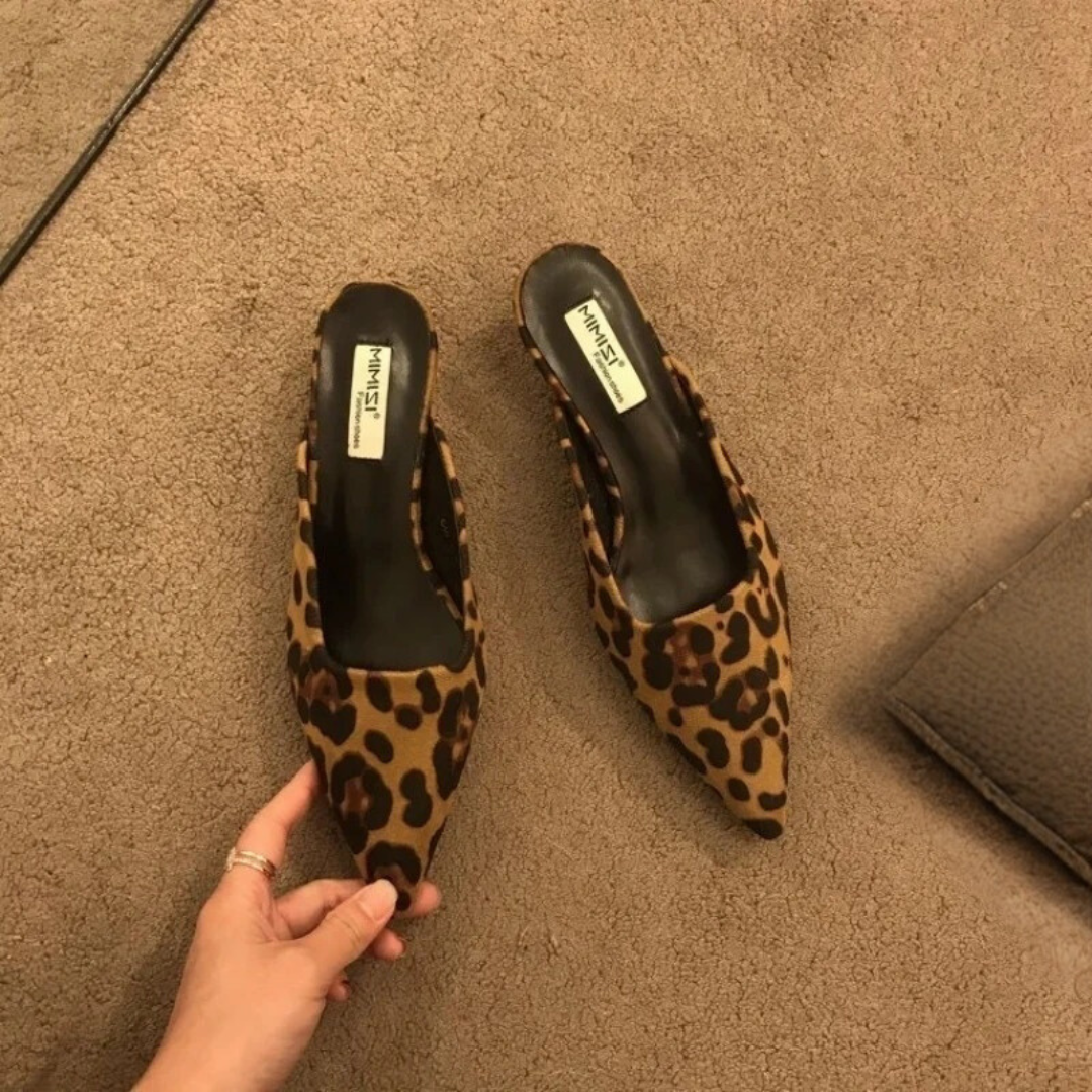 Spiss tå-mules i leopardmønster for dame