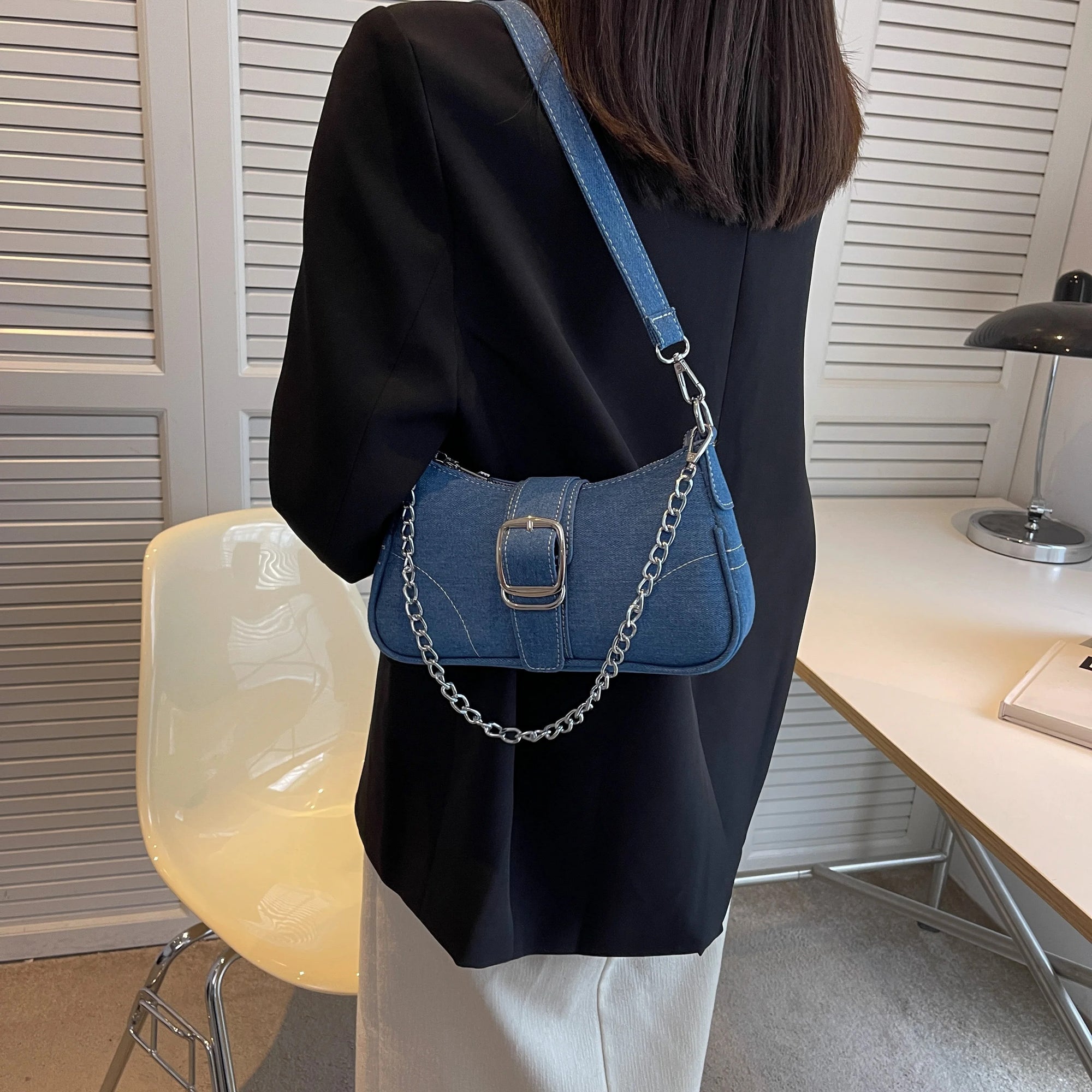 Crossbody-veske i denim for kvinner