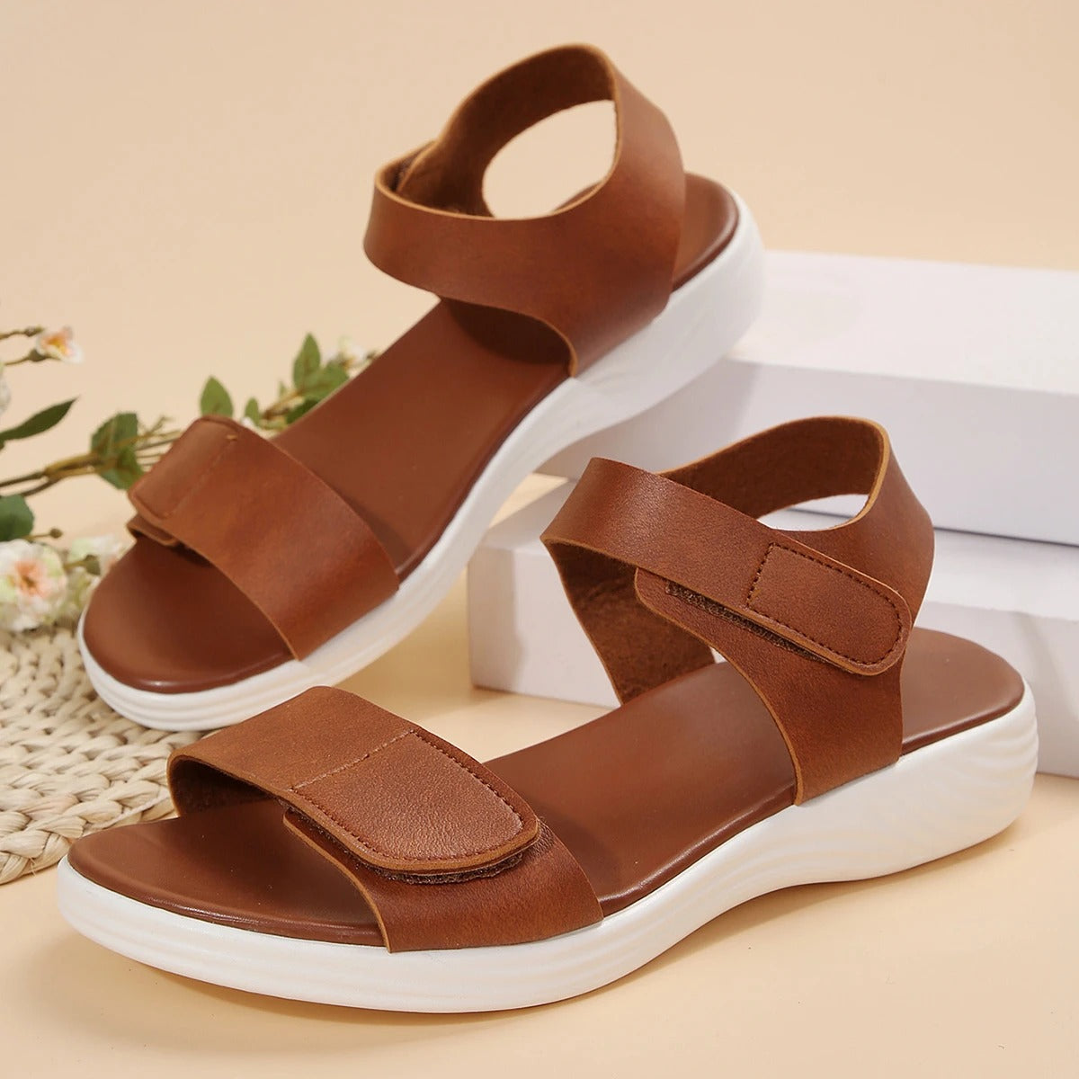 Flate fritidssandaler for kvinner