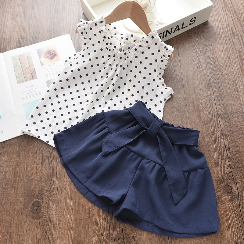 Sett med fritidsskjorter og shortser for barn
