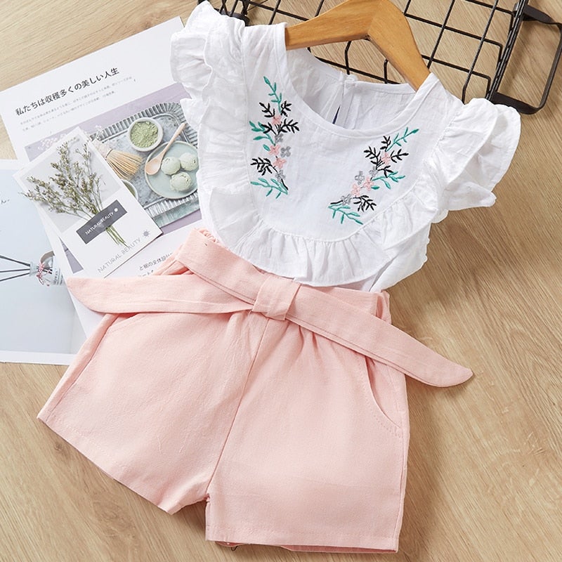Sett med fritidsskjorter og shortser for barn