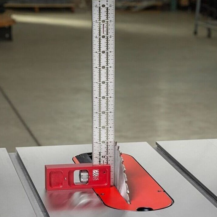 Justerbar kantlinjal for trebearbeiding