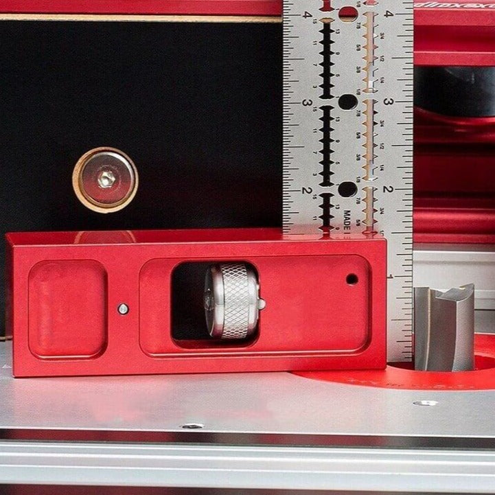 Justerbar kantlinjal for trebearbeiding